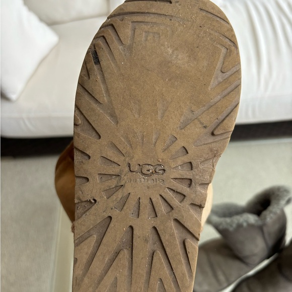 ***SOLD** Ugg Bailey button and Tan Uggs - Picture 6 of 8